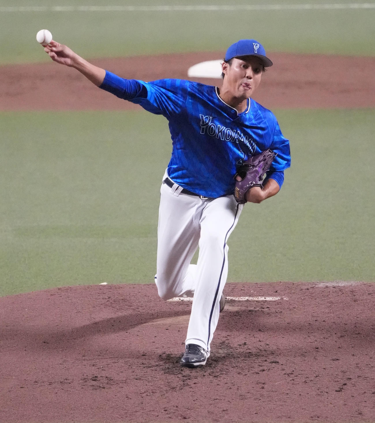 中日対DeNA 2回裏、力投するDeNA先発の藤浪（撮影・森本幸一）