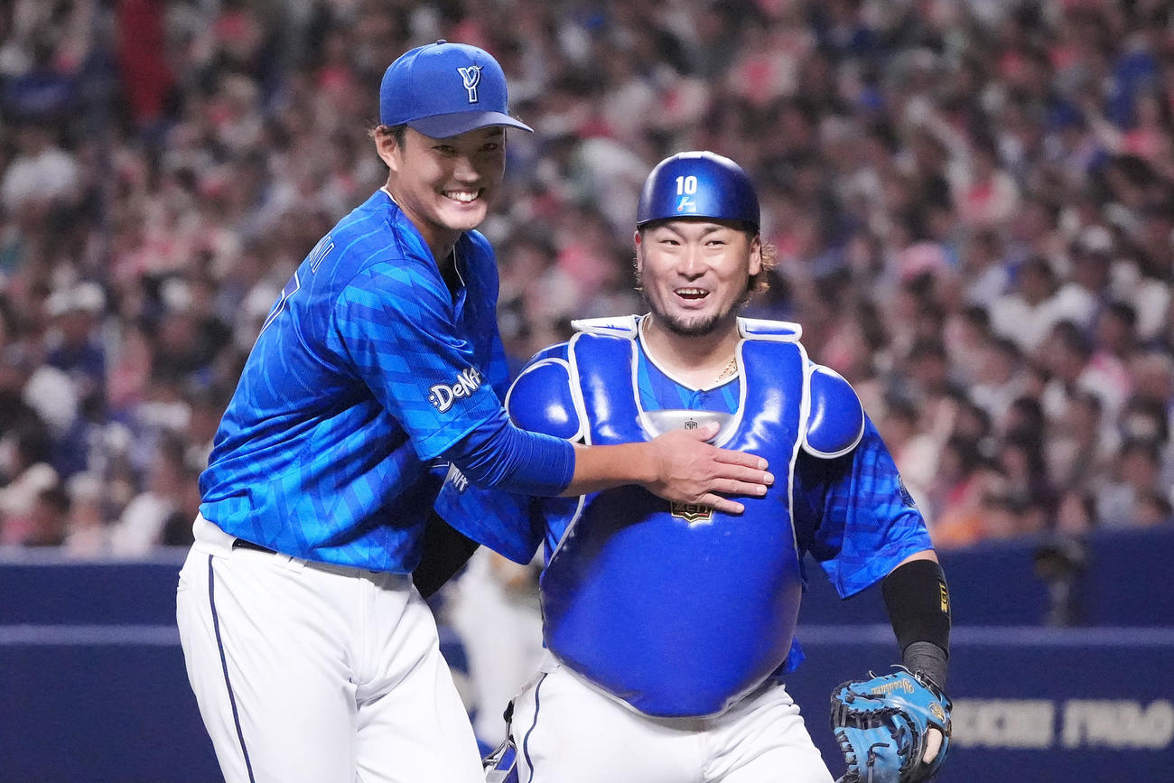中日対DeNA 4回終了、明るい表情でハグを交わしベンチへ戻る左から藤浪（左）と戸柱（撮影・森本幸一）