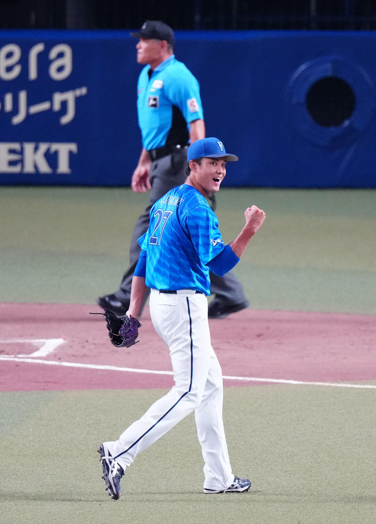 中日対DeNA 4回裏終了後、ガッツポーズでベンチに引き揚げるDeNA先発の藤浪（撮影・江口和貴）