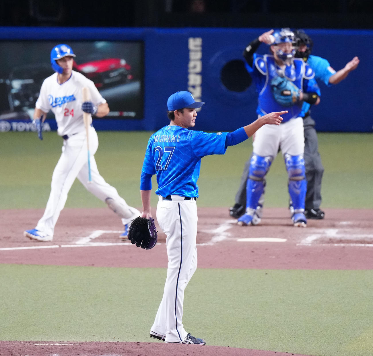 中日対DeNA 4回裏中日無死、ボスラーへの四球でスイングをアピールする藤浪（撮影・江口和貴）
