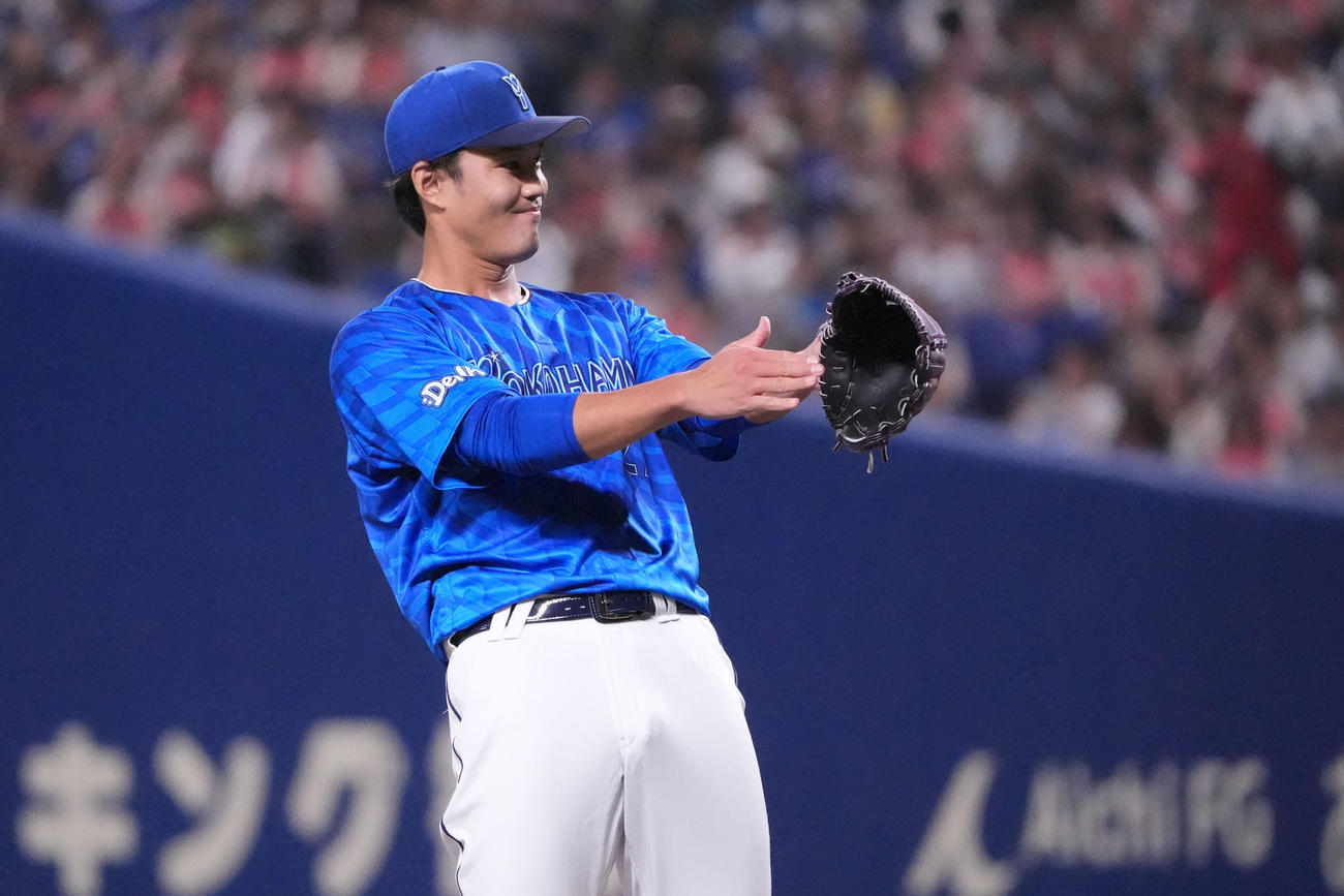 中日対DeNA 4回裏中日無死、ボスラーに四球を与えグラブを叩く藤浪（撮影・森本幸一）