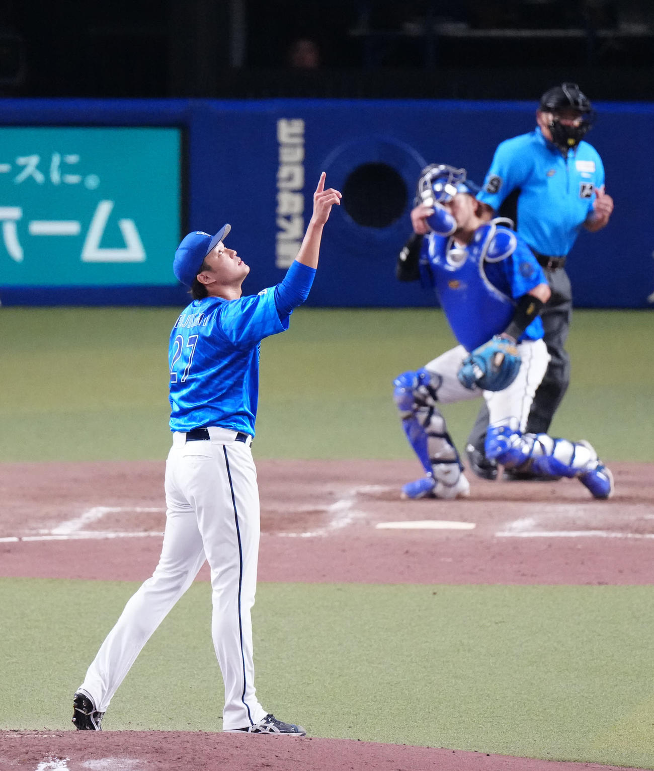 中日対DeNA 5回裏中日2死二塁、左飛とした樋口の打球の行方を指さす藤浪（撮影・江口和貴）