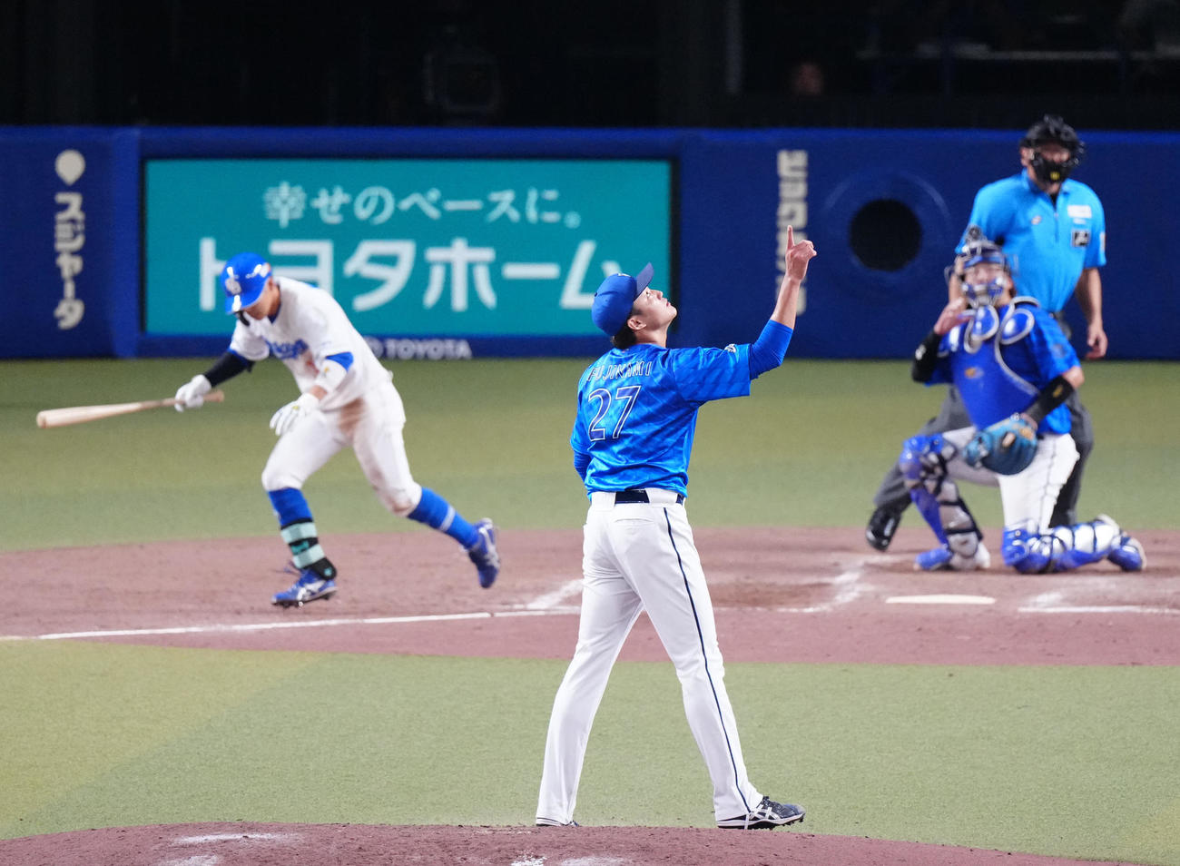 中日対DeNA 5回裏中日2死二塁、左飛とした樋口（左）の打球の行方を指さす藤浪（撮影・江口和貴）