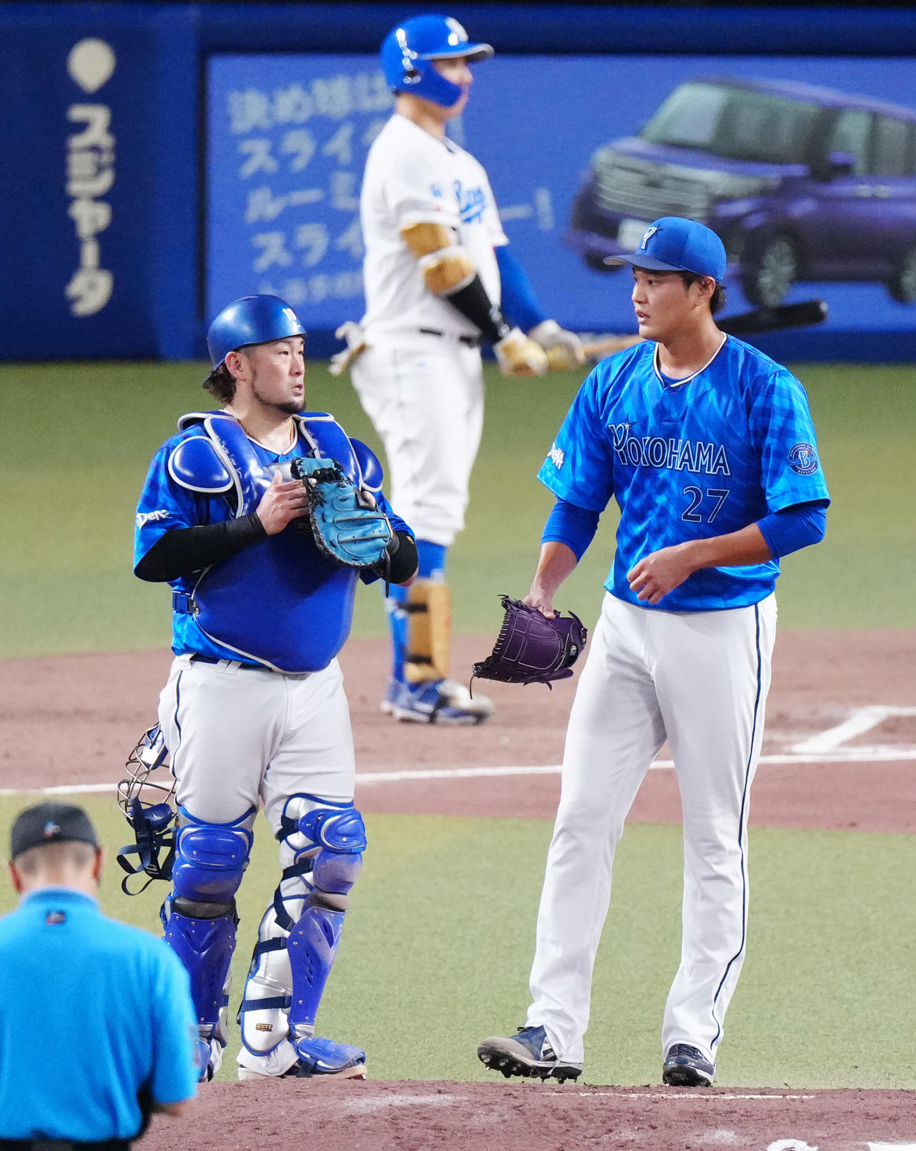 中日対DeNA 2回裏途中、言葉を交わすDeNA先発の藤浪（右）と捕手戸柱（撮影・江口和貴）