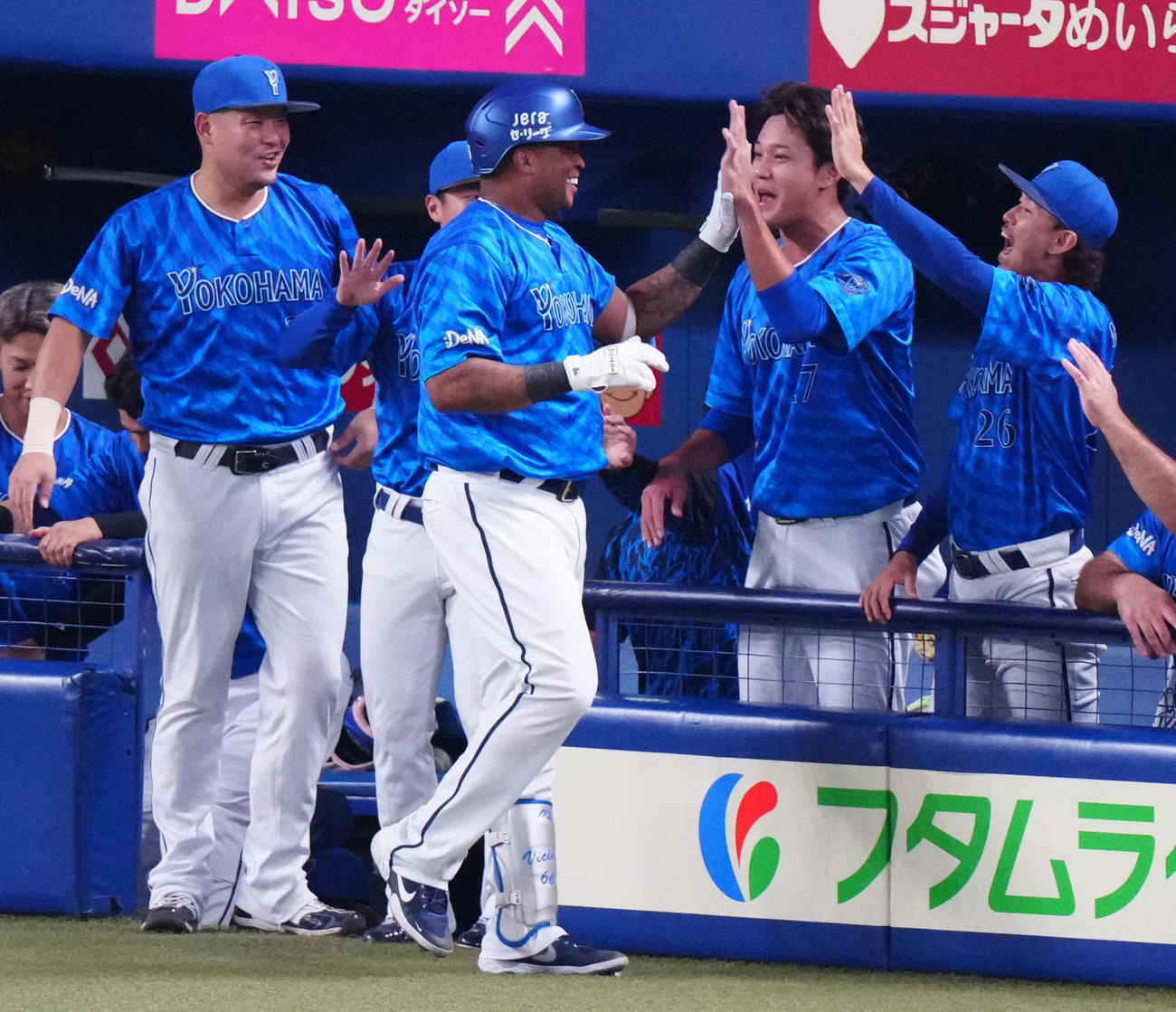 中日対DeNA 2回表DeNA無死、ソロ本塁打を放ったビシエド（中央左）とタッチを交わす藤浪（撮影・江口和貴）