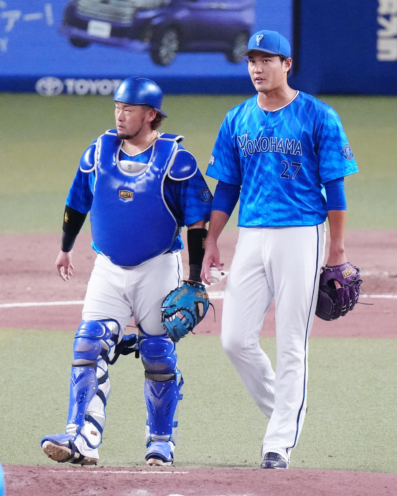 中日対DeNA 2回裏途中、言葉を交わすDeNA先発の藤浪（右）と捕手戸柱（撮影・江口和貴）