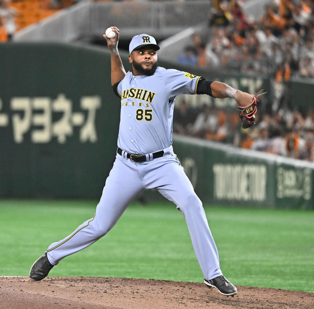 巨人対阪神　阪神2番手で登板するドリス（撮影・滝沢徹郎）