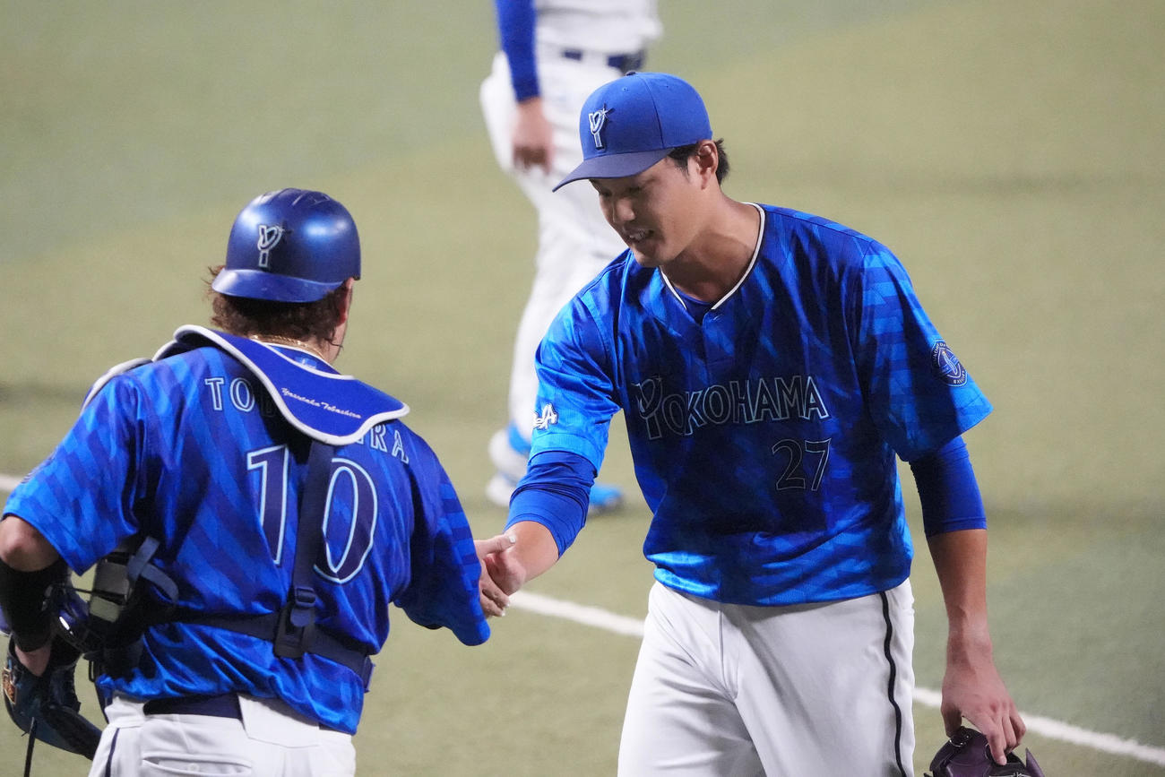 中日対DeNA 2回終了、藤浪（右）は戸柱とタッチを交わしベンチへ戻る（撮影・森本幸一）