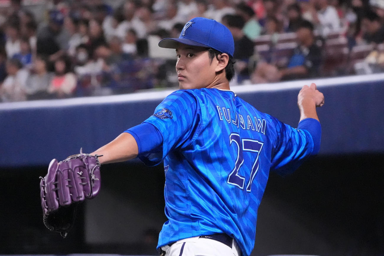 中日対DeNA 3回表、ベンチ前で登板準備をするDeNA先発の藤浪（撮影・森本幸一）