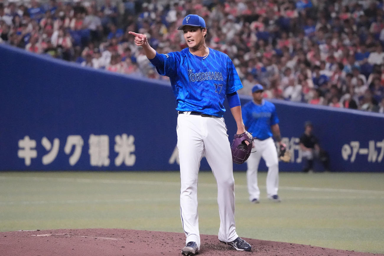 中日対DeNA 4回裏中日無死、ボスラーのハーフスイングをアピールする藤浪（撮影・森本幸一）