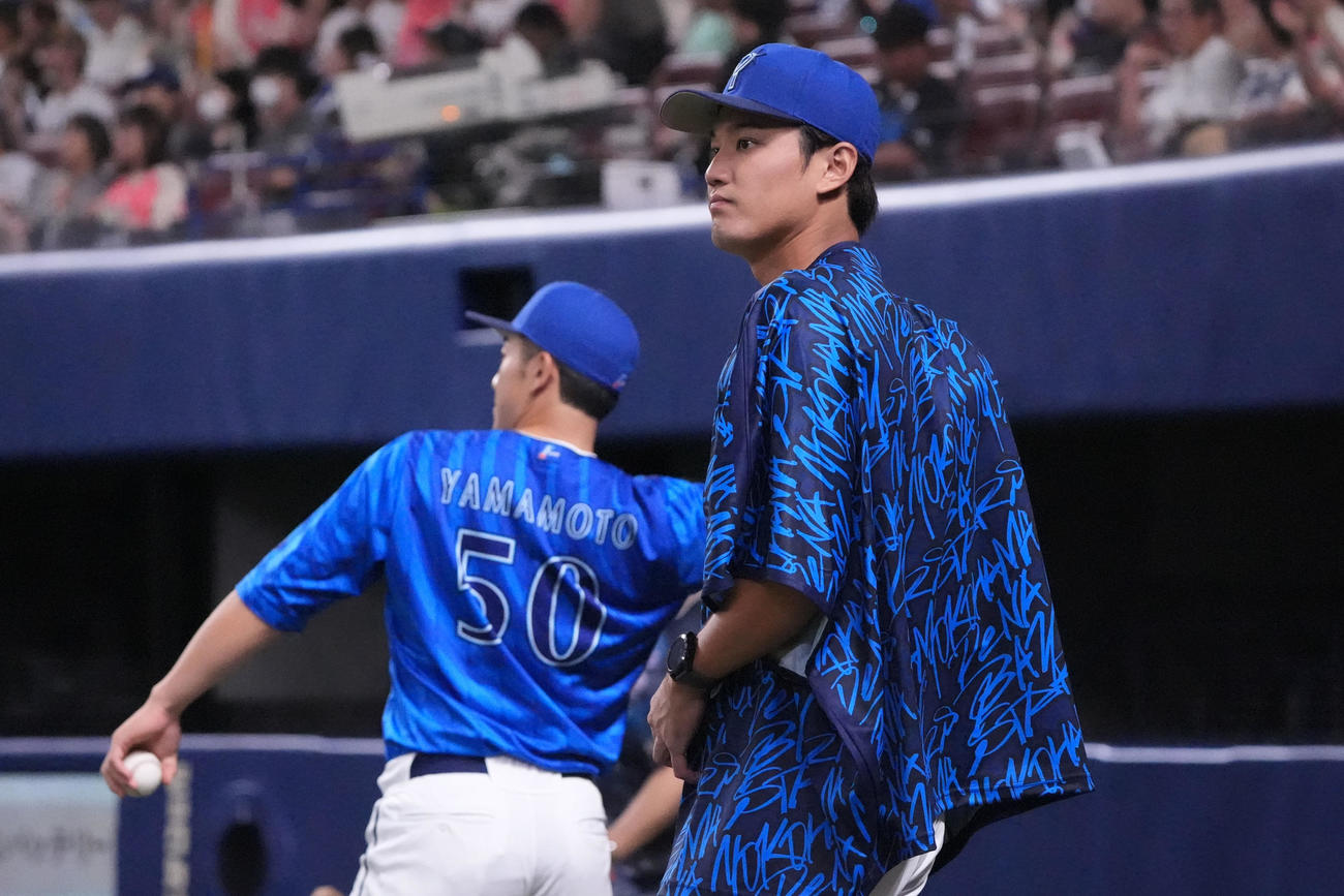 中日対DeNA 7回終了、藤浪（右）はベンチ前でナインを迎える（撮影・森本幸一）