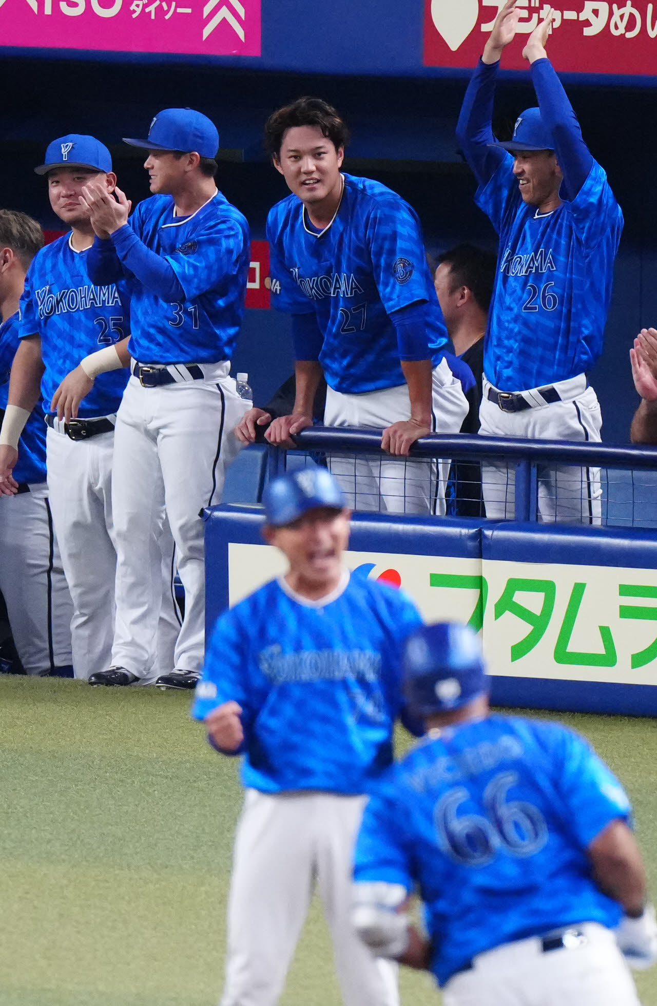 中日対DeNA 2回表DeNA無死、ソロ本塁打を放ったビシエド（手前右）をベンチから見つめる藤浪（左から3人目）（撮影・江口和貴）