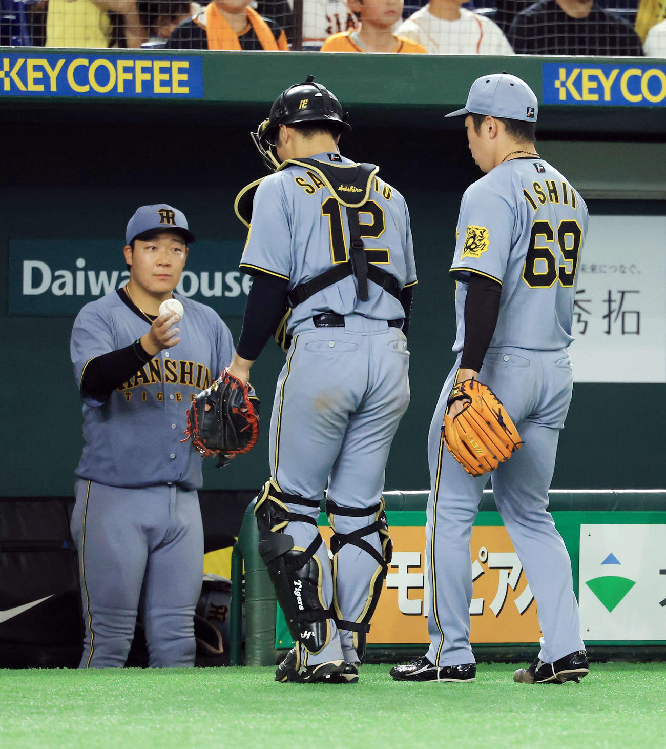 巨人対阪神　8回裏巨人の攻撃を抑え日本記録を更新した石井（右）は大山から記念球を渡される（撮影・浅見桂子）
