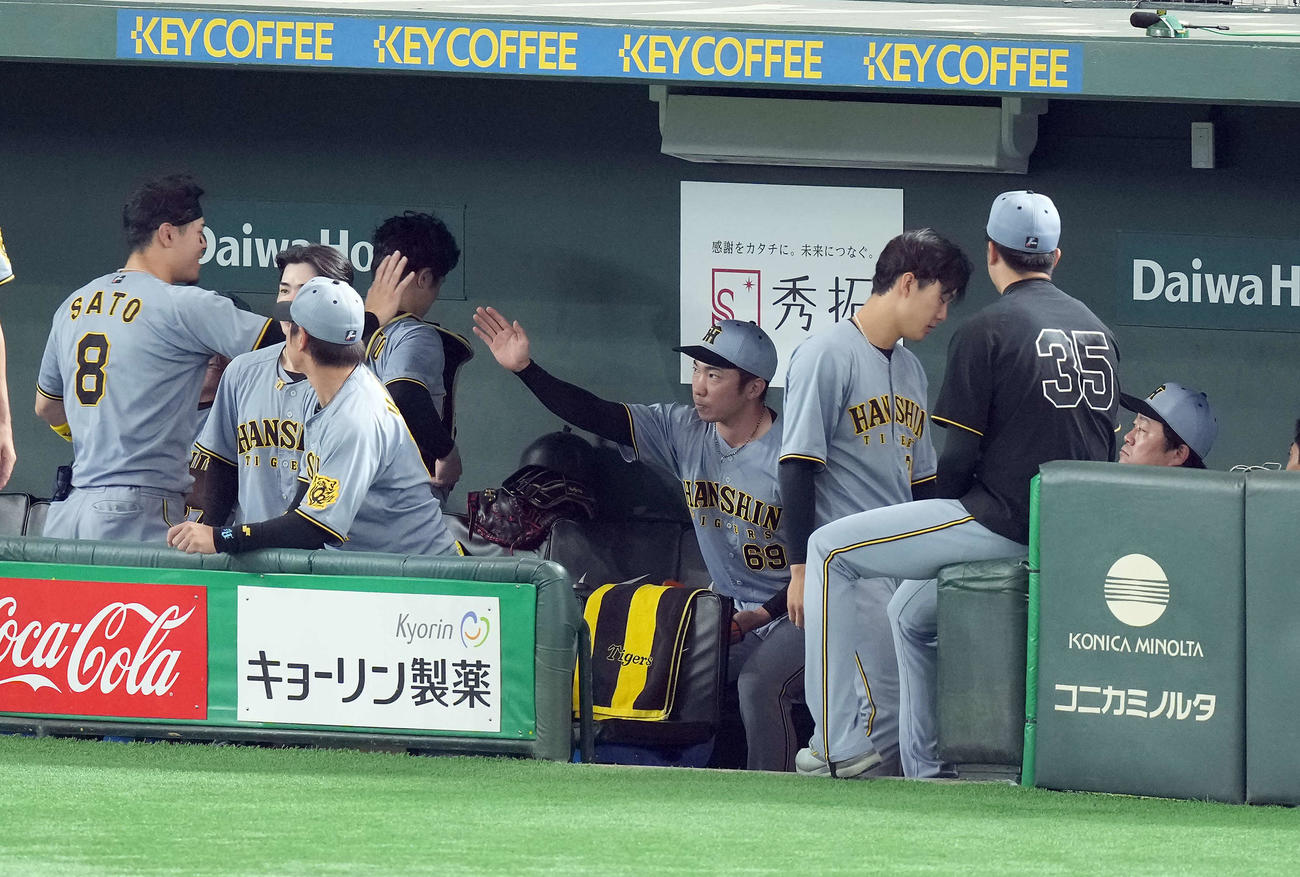 巨人対阪神　8回を無失点に抑え、佐藤輝（左）とハイタッチをする阪神石井（撮影・たえ見朱実）