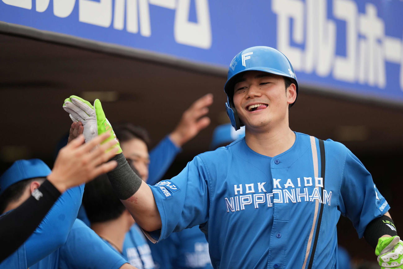 楽天対日本ハム　1回表日本ハム2死一塁、レイエスのい適時二塁打で生還した清宮幸（撮影・井上学）