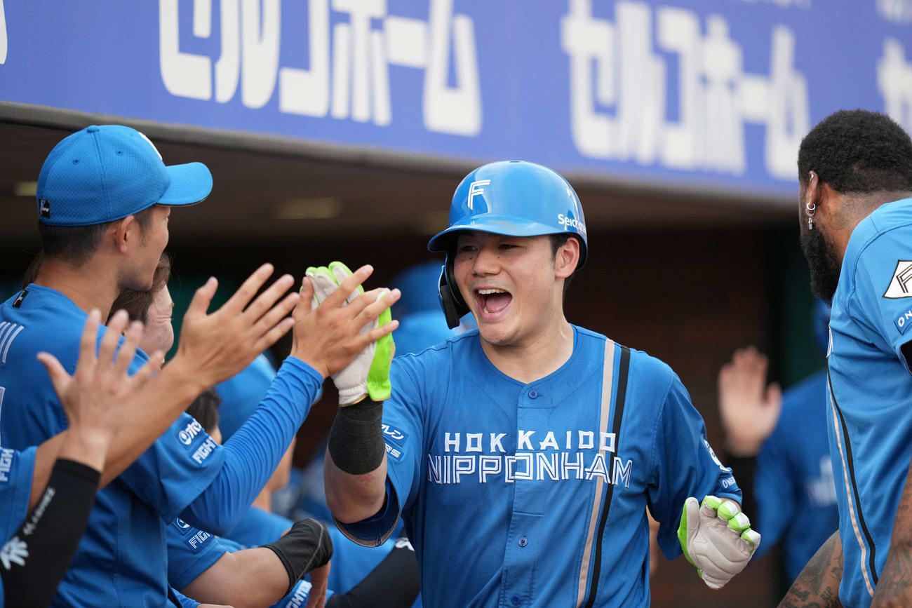 楽天対日本ハム　3回表日本ハム1死一、二塁、矢沢宏太の適時三塁打で生還した清宮幸（撮影・井上学）