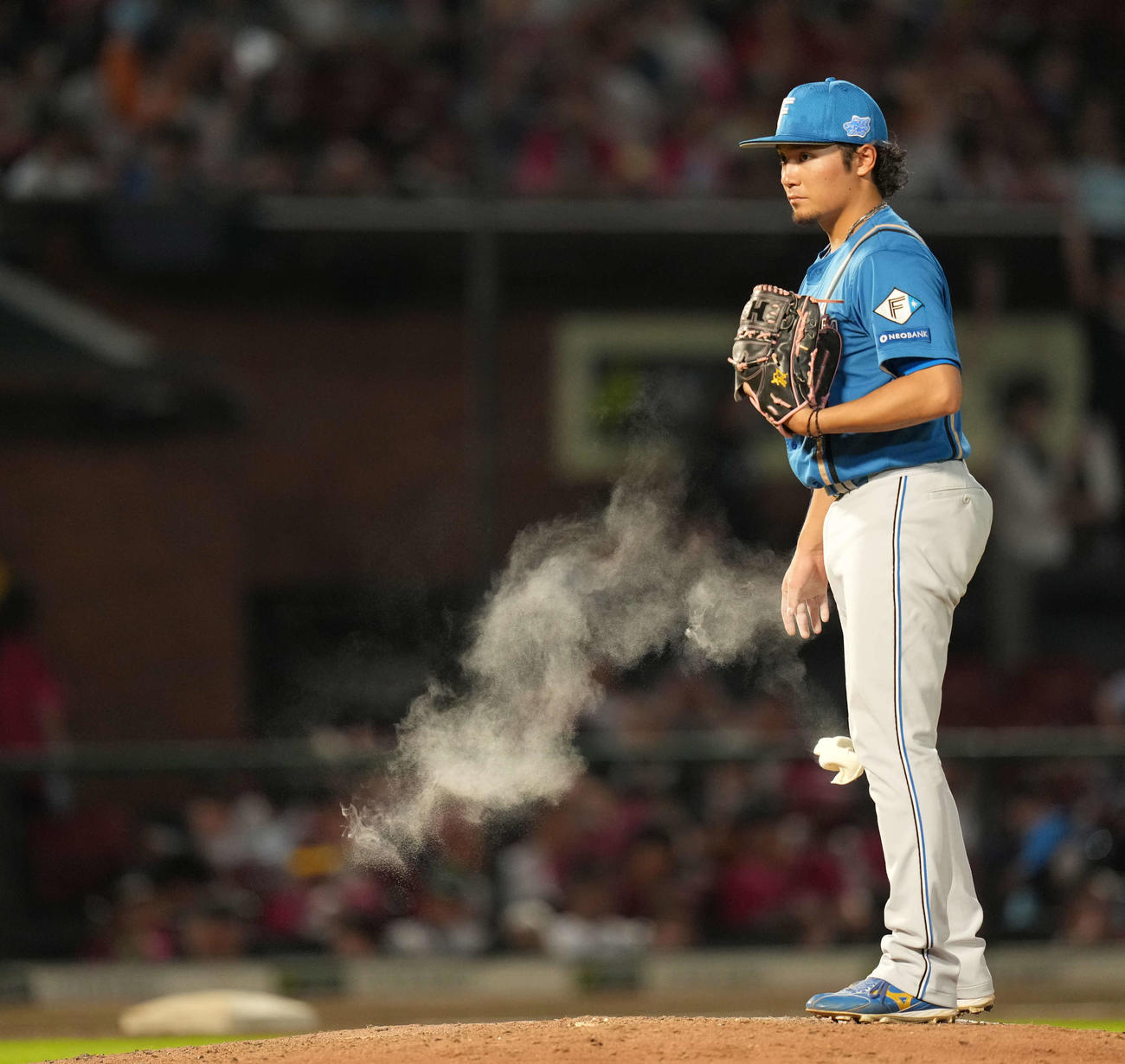 楽天対日本ハム　6回、ロジンをつける日本ハム伊藤（撮影・井上学）
