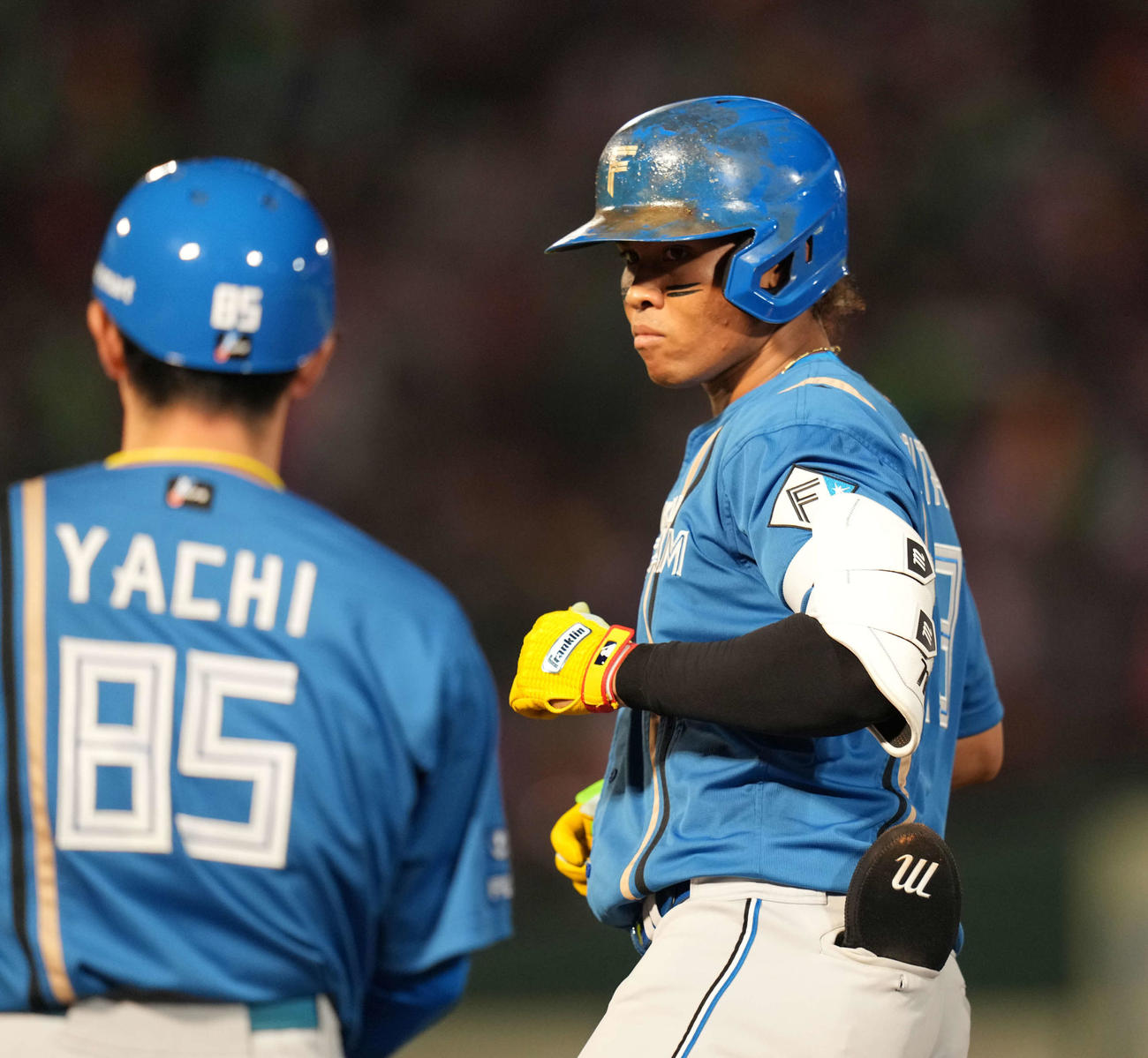 楽天対日本ハム　7回表日本ハム1死一、二塁、適時打を放つ水谷（撮影・井上学）