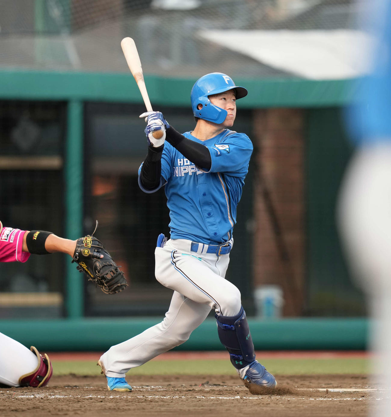 楽天対日本ハム　3回表日本ハム1死一、二塁、適時三塁打を放つ矢沢（撮影・井上学）