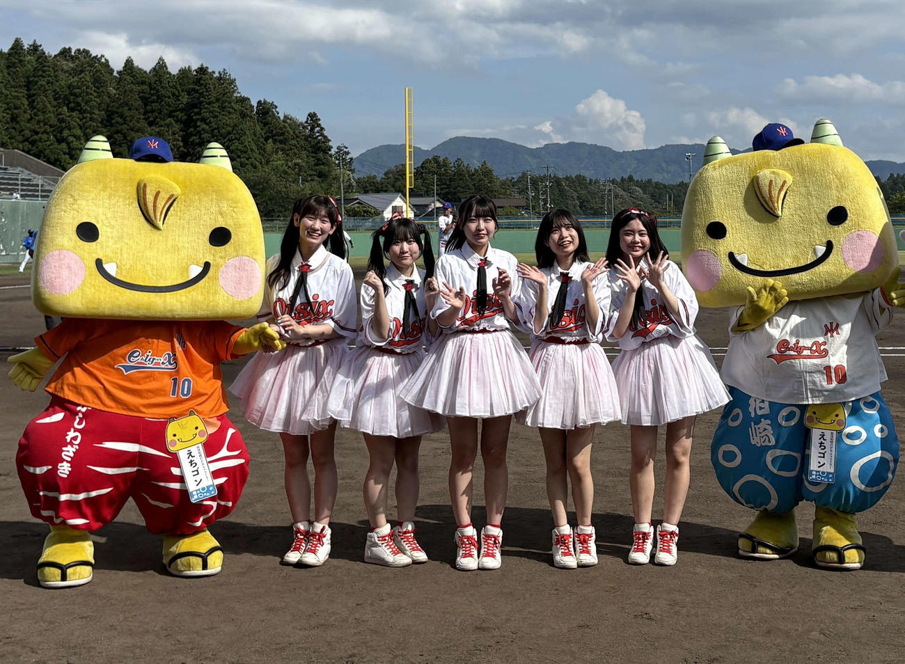 柏崎市のキャラクターえちゴンと記念撮影をするNGT48のメンバー。左から佐藤海里、原愛実、新沢葵唯、佐藤広花、佐藤柚花　　（C）Flora