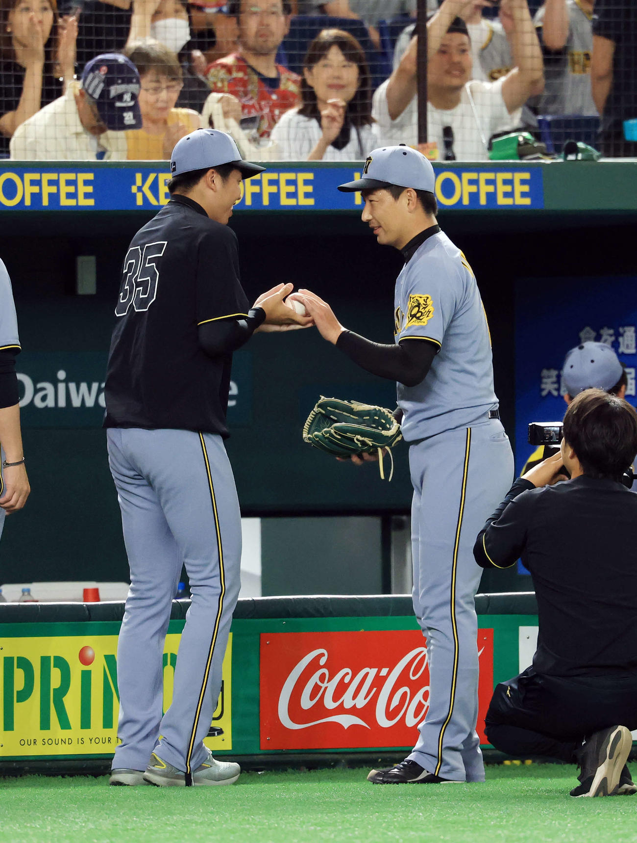 巨人対阪神　連勝し、最後を締めた阪神岩﨑（右）からウイニングボールを受け取る才木（撮影・浅見桂子）