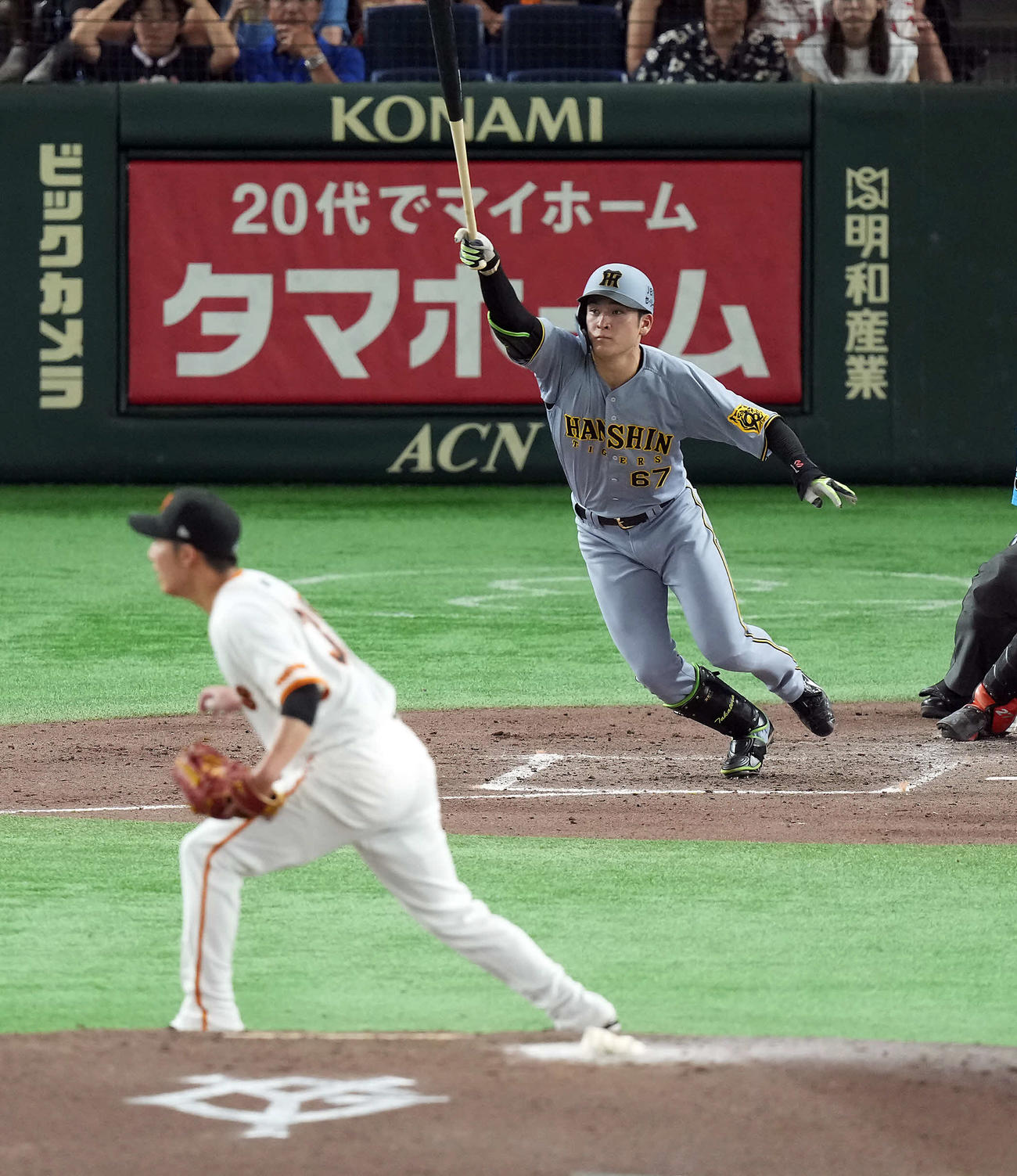 巨人対阪神　4回表阪神2死一、三塁、右前に適時打を放つ高寺。投手赤星（撮影・たえ見朱実）