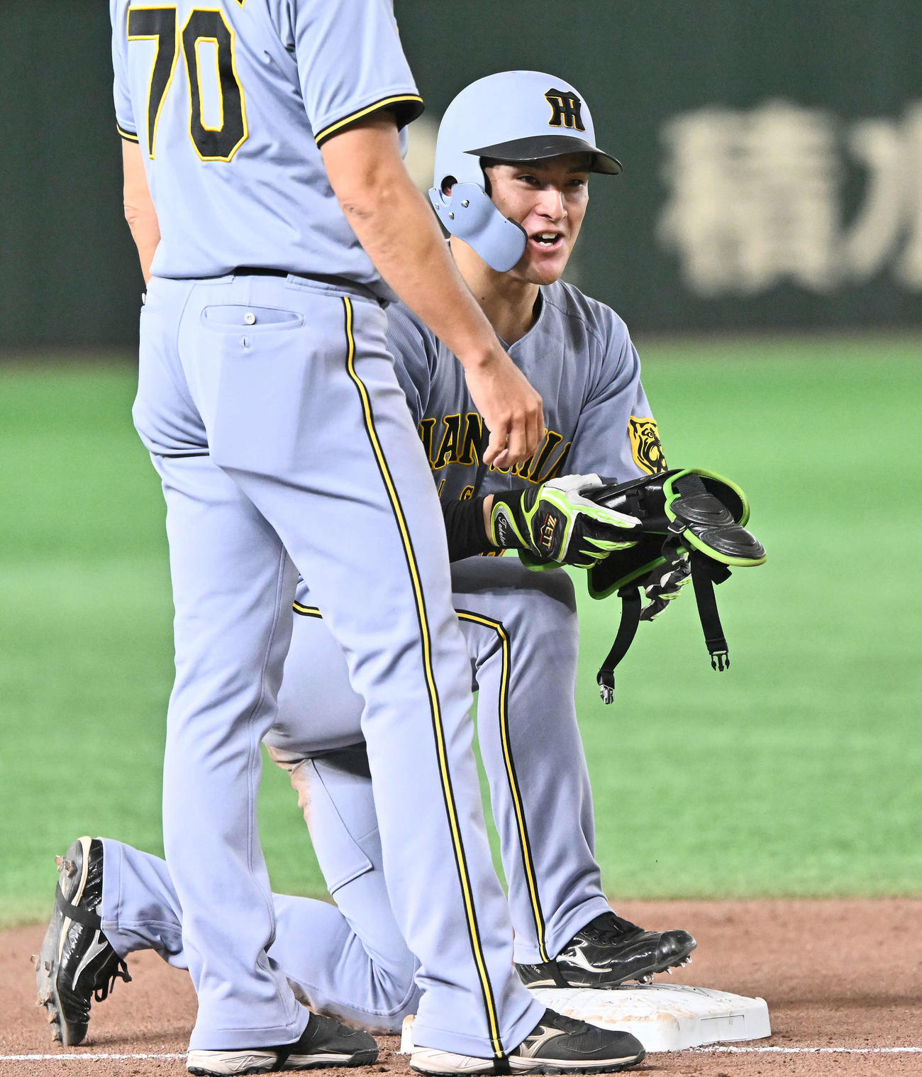 巨人対阪神　4回表阪神2死一、三塁、高寺は先制右前適時打を放ち笑顔を見せる（撮影・滝沢徹郎）