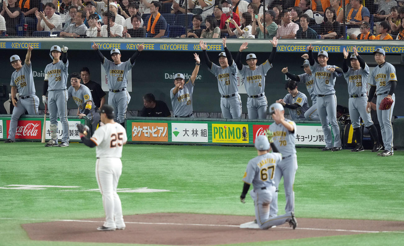 巨人対阪神　4回表阪神2死一、三塁、右前適時打と相手のミスで三塁へ進塁した高寺にポーズを決めるナイン（撮影・たえ見朱実）