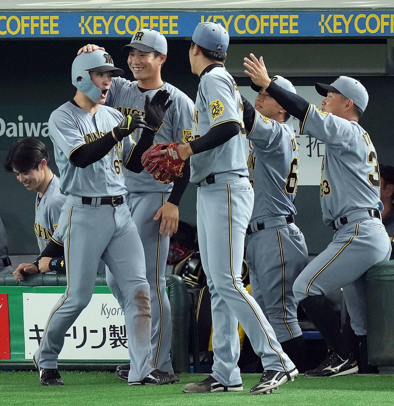 巨人対阪神　4回表阪神2死三塁、坂本の右前適時打で生還した高寺はナインの祝福を受ける（撮影・たえ見朱実）