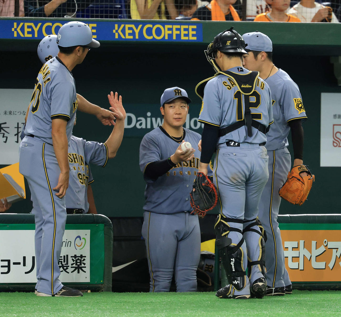 巨人対阪神　8回裏巨人の攻撃を抑え日本記録を更新した石井（右）は大山から記念球を渡される（撮影・浅見桂子）