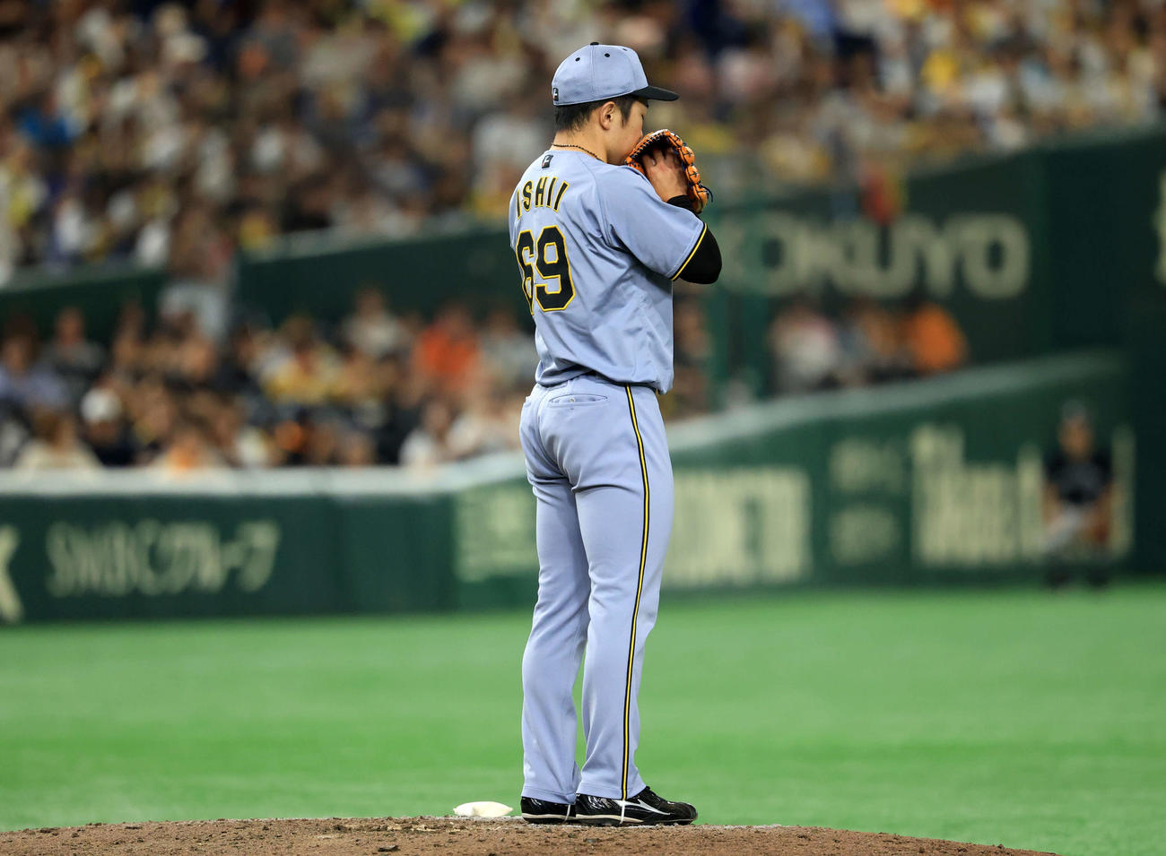巨人対阪神　8回裏巨人の攻撃でマウンドに立った石井は集中する（撮影・浅見桂子）