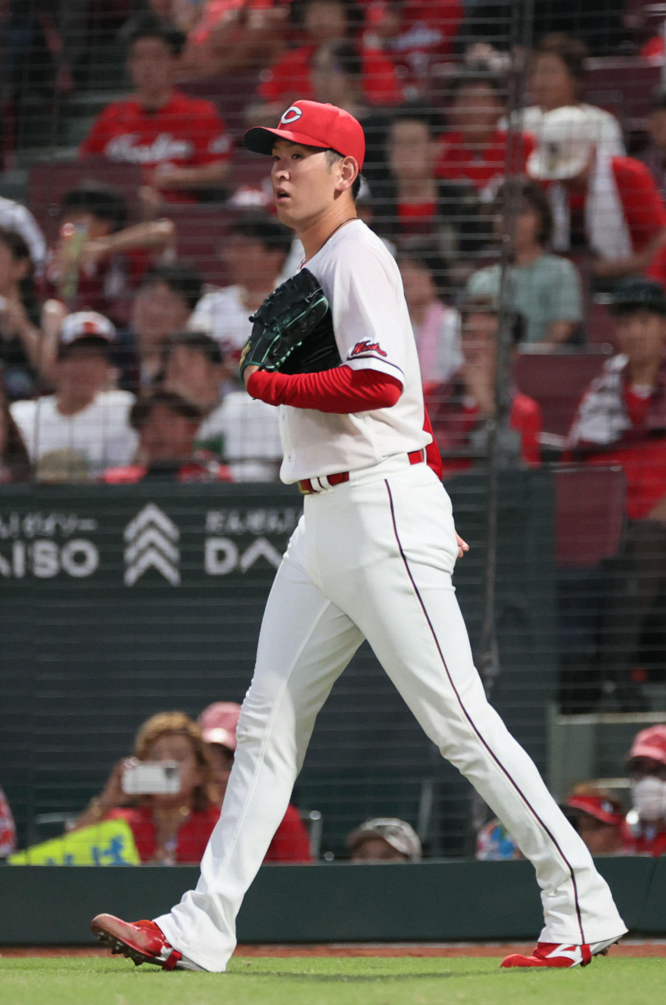 広島対ヤクルト　3回表ヤクルト1死三塁、オスナに勝ち越しの左犠飛を浴びた遠藤（撮影・加藤孝規）