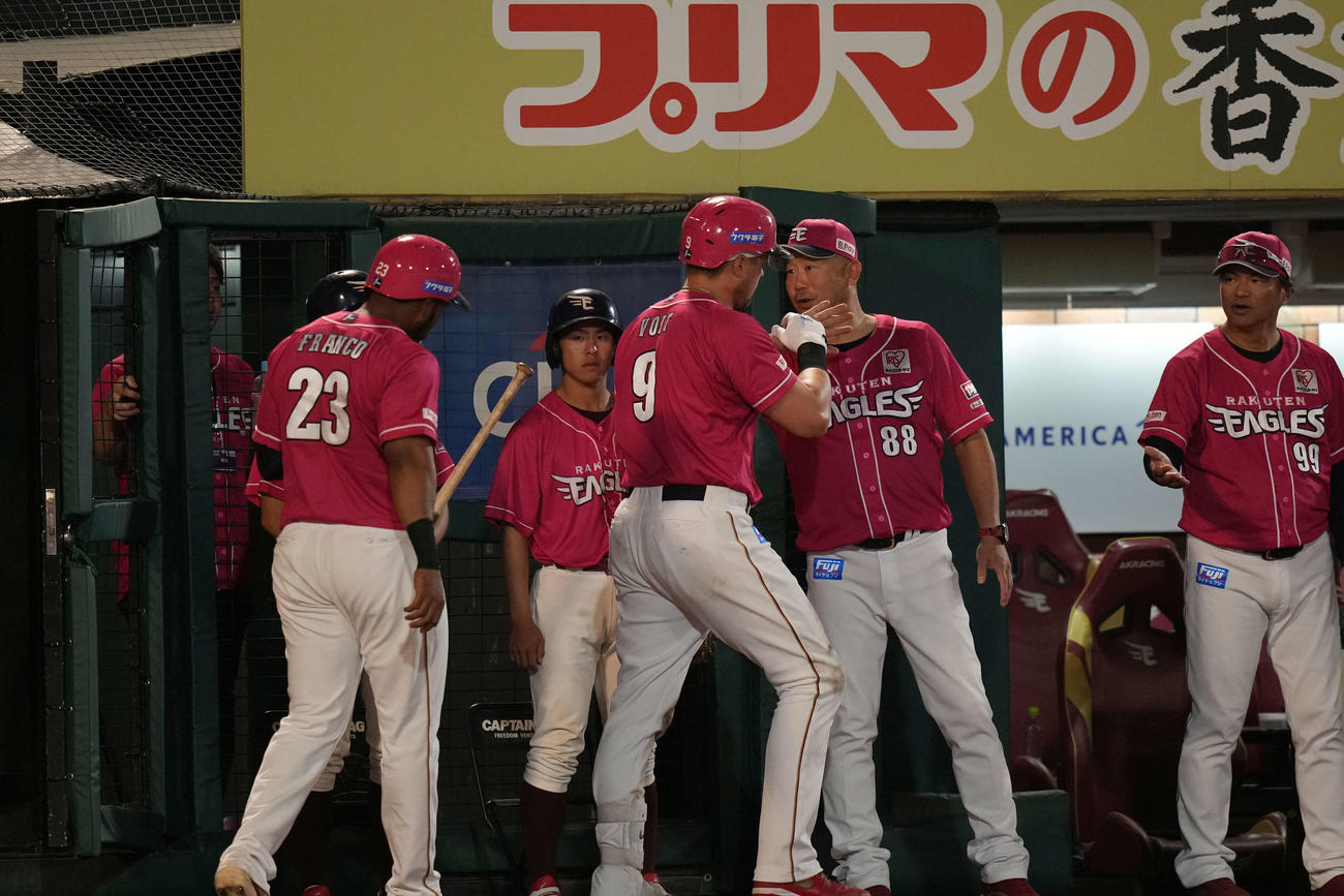 楽天対日本ハム　7回裏楽天1死一塁、本塁打を放ったボイトを出迎える三木監督（撮影・井上学）