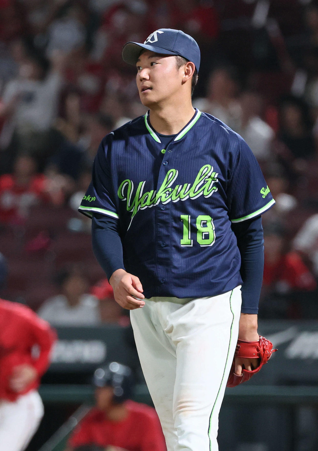 広島対ヤクルト　7回裏広島1死一、二塁、小園に中前打を浴びた奥川（撮影・加藤孝規）