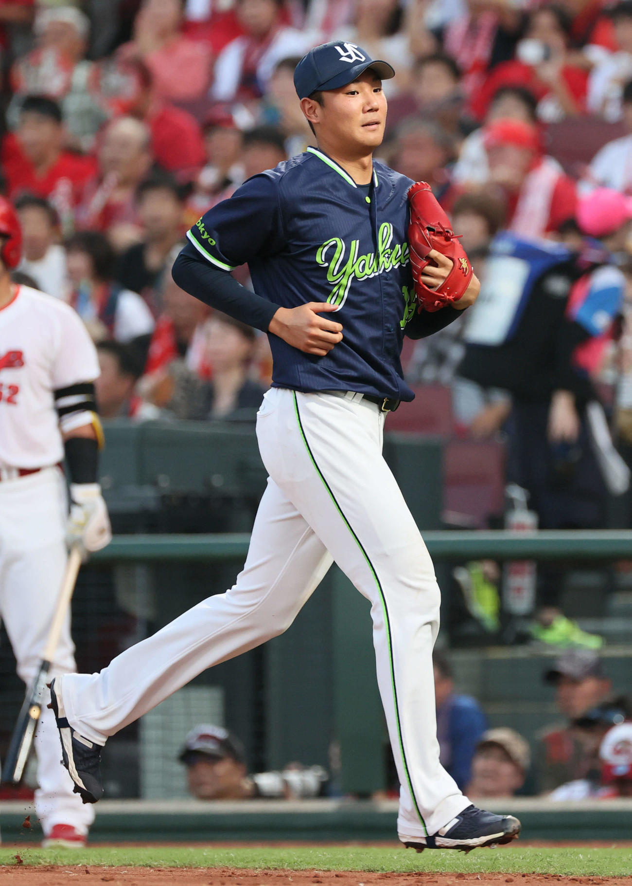 広島対ヤクルト　1回裏広島無死一、二塁、小園に右前打を浴び、満塁にされた奥川（撮影・加藤孝規）