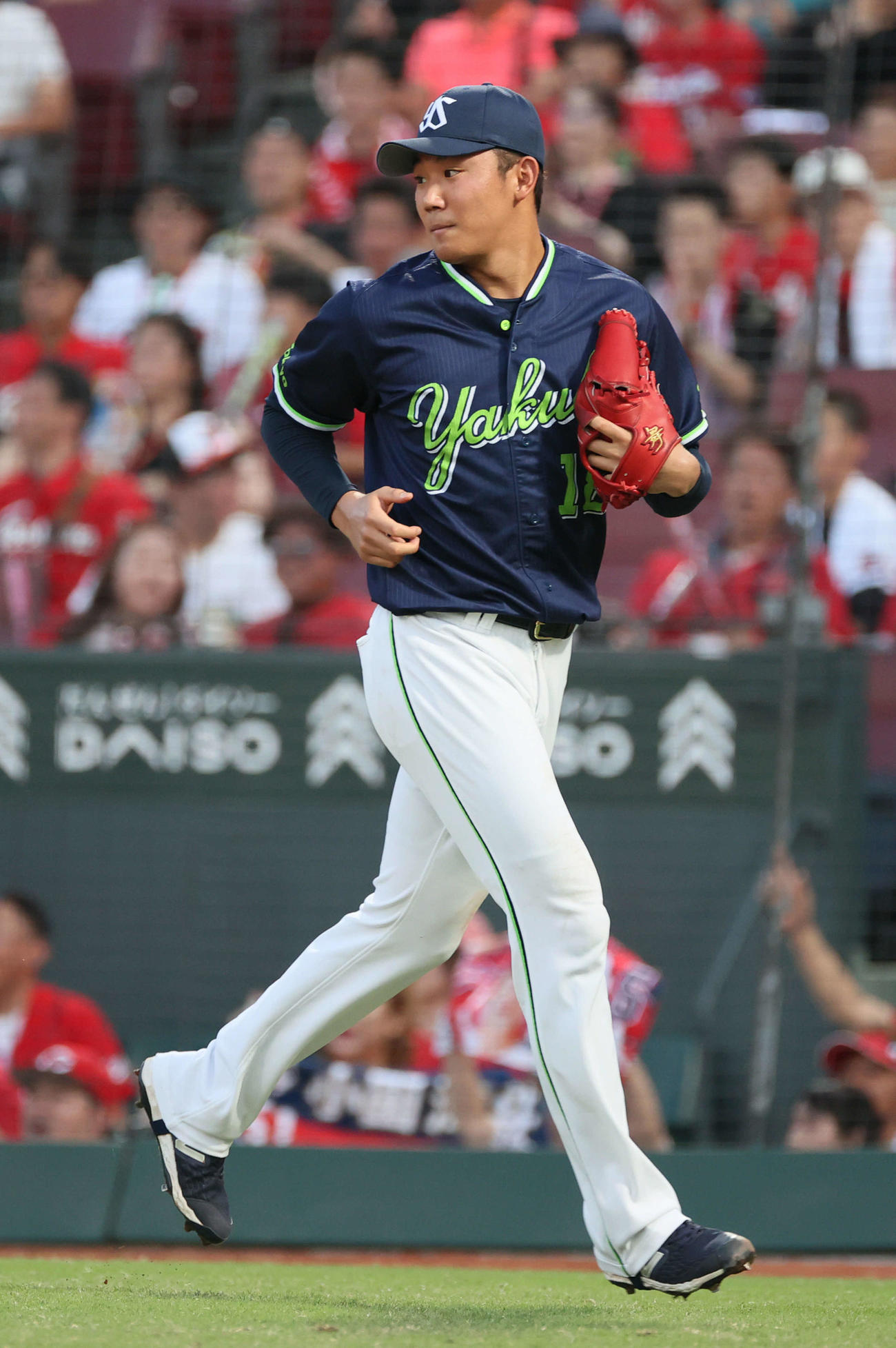 広島対ヤクルト　1回裏広島無死一、二塁、小園に右前打を浴び、満塁にされた奥川（撮影・加藤孝規）