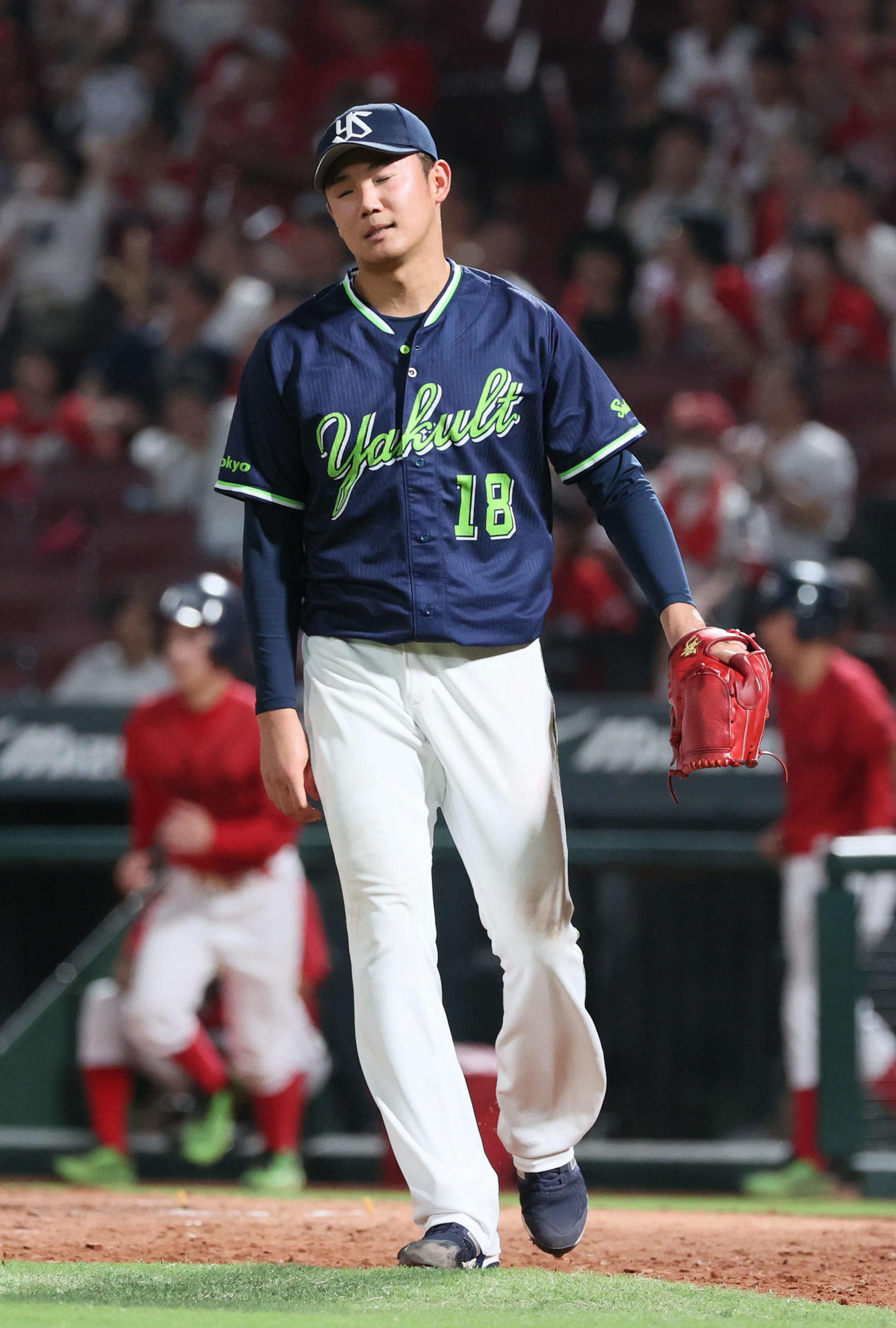 広島対ヤクルト　7回裏広島1死一、二塁、小園に中前打を浴びた奥川（撮影・加藤孝規）
