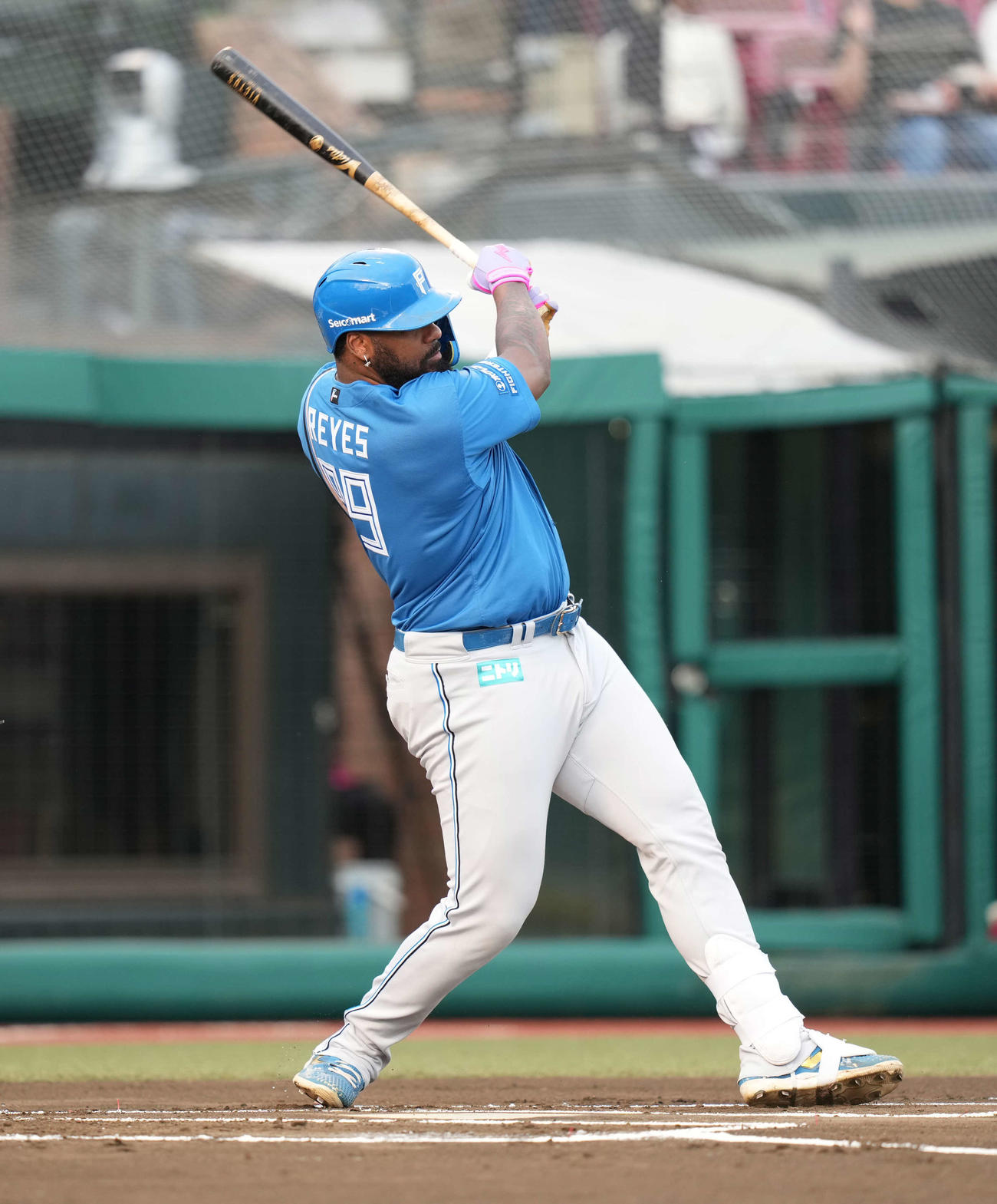 楽天対日本ハム　1回表日本ハム2死一塁、適時二塁打を放つレイエス（撮影・井上学）