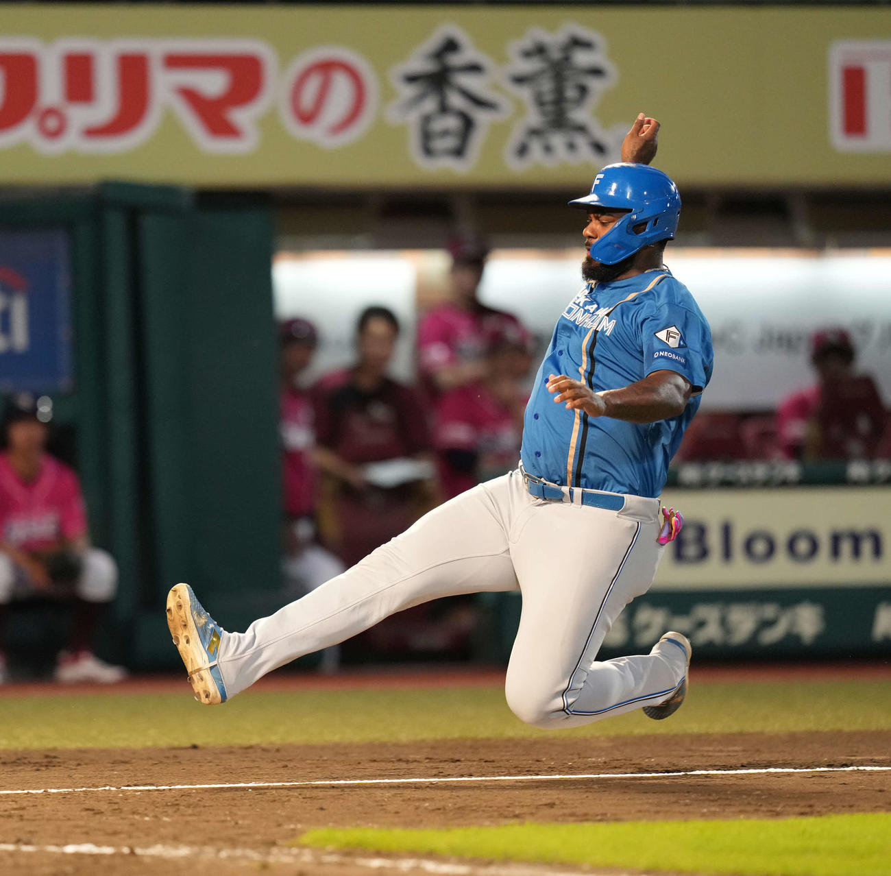 楽天対日本ハム　5回表日本ハム1死満塁、水谷瞬の犠飛で生還したレイエス（撮影・井上学）