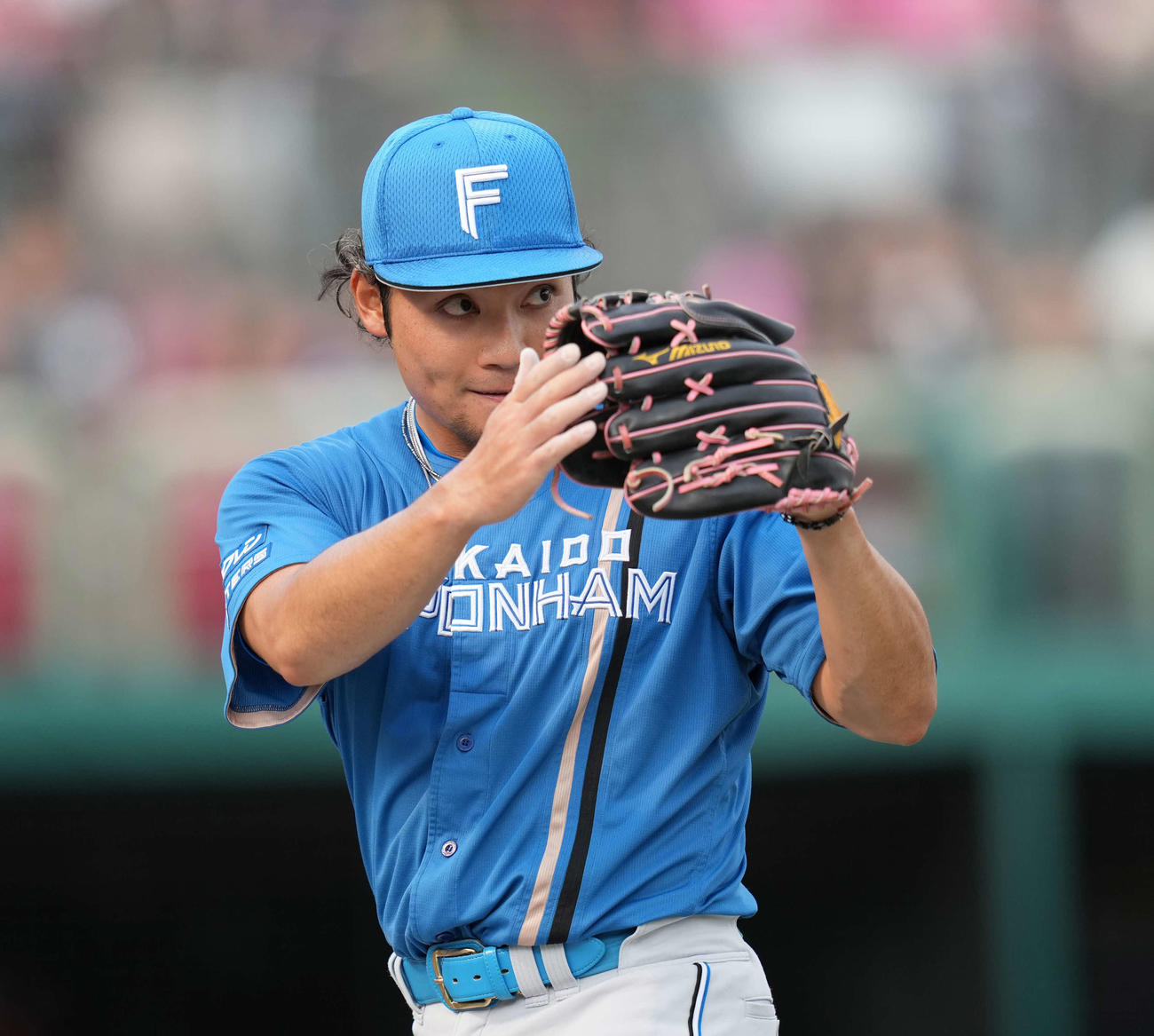 楽天対日本ハム　1回を終え引き揚げる日本ハム先発の伊藤（撮影・井上学）
