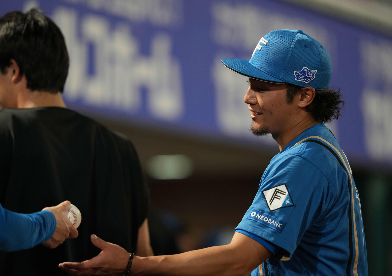 楽天対日本ハム　ウイニングボールを笑顔で受け取る日本ハム伊藤（撮影・井上学）
