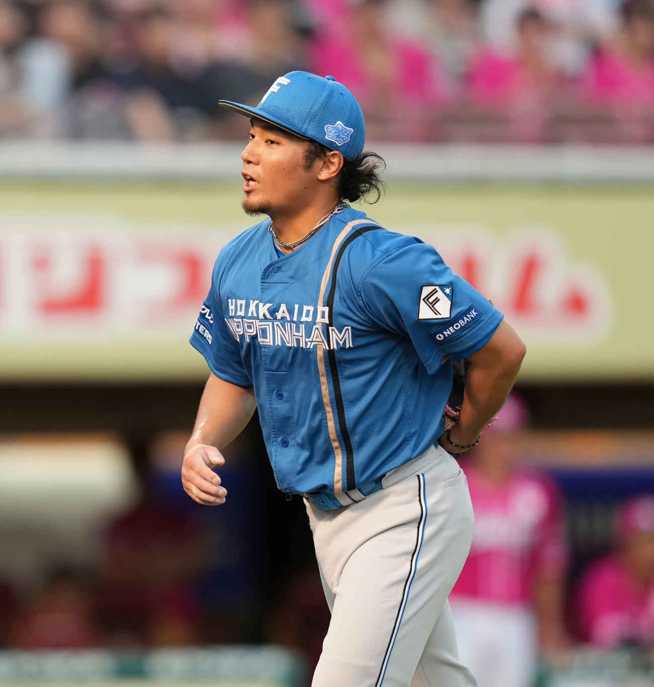 楽天対日本ハム　4回を無失点で切り抜けベンチに引き揚げる伊藤（撮影・井上学）