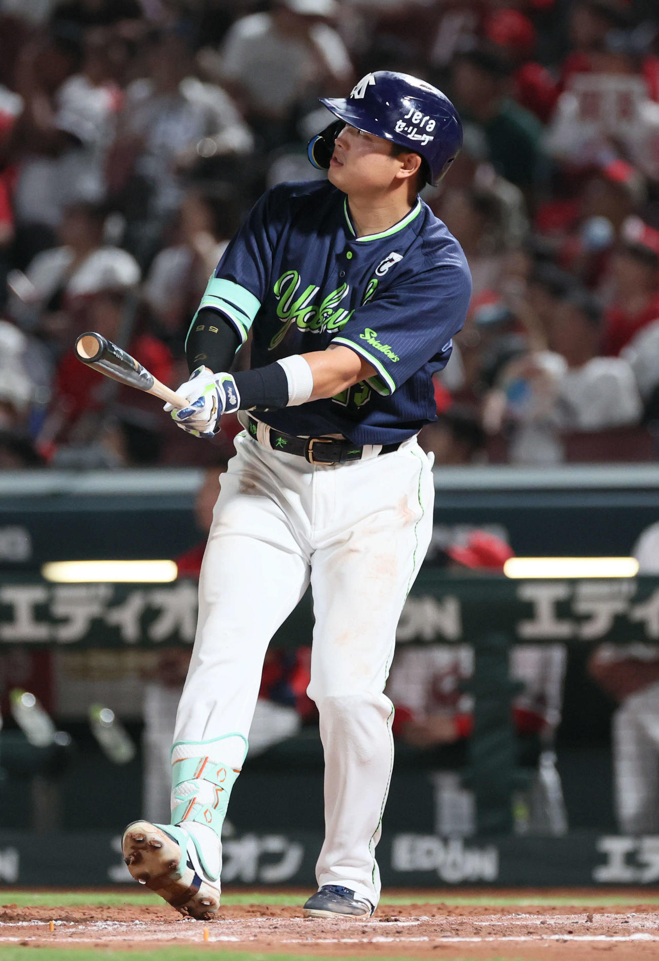 広島対ヤクルト　4回表ヤクルト1死一、二塁、村上は右越え3点本塁打を放つ（撮影・加藤孝規）