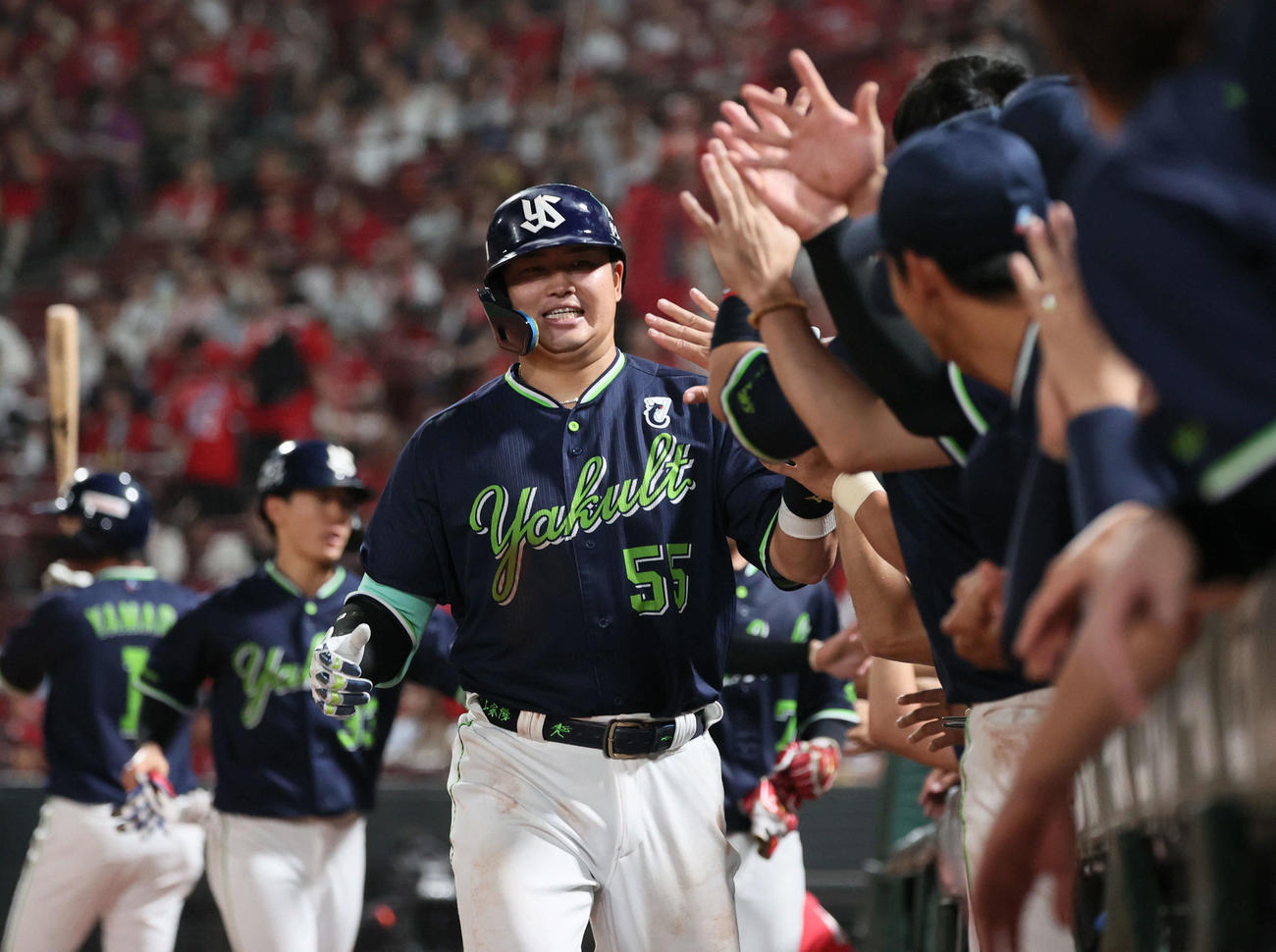 広島対ヤクルト　4回表ヤクルト1死一、二塁、村上は右越え3点本塁打を放ち、チームメートに迎えられる（撮影・加藤孝規）