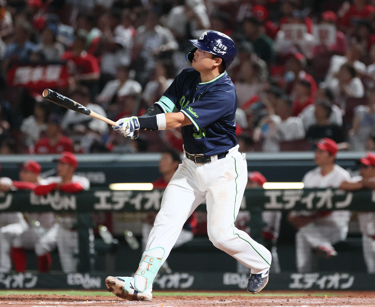広島対ヤクルト　4回表ヤクルト1死一、二塁、村上は右越え3点本塁打を放つ（撮影・加藤孝規）