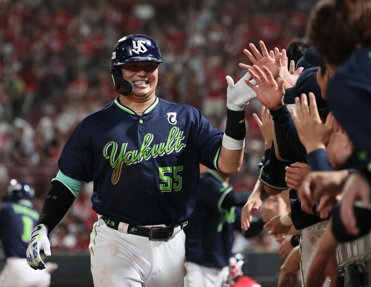 広島対ヤクルト　4回表ヤクルト1死一、二塁、村上は右越え3点本塁打を放ち、チームメートに迎えられる（撮影・加藤孝規）