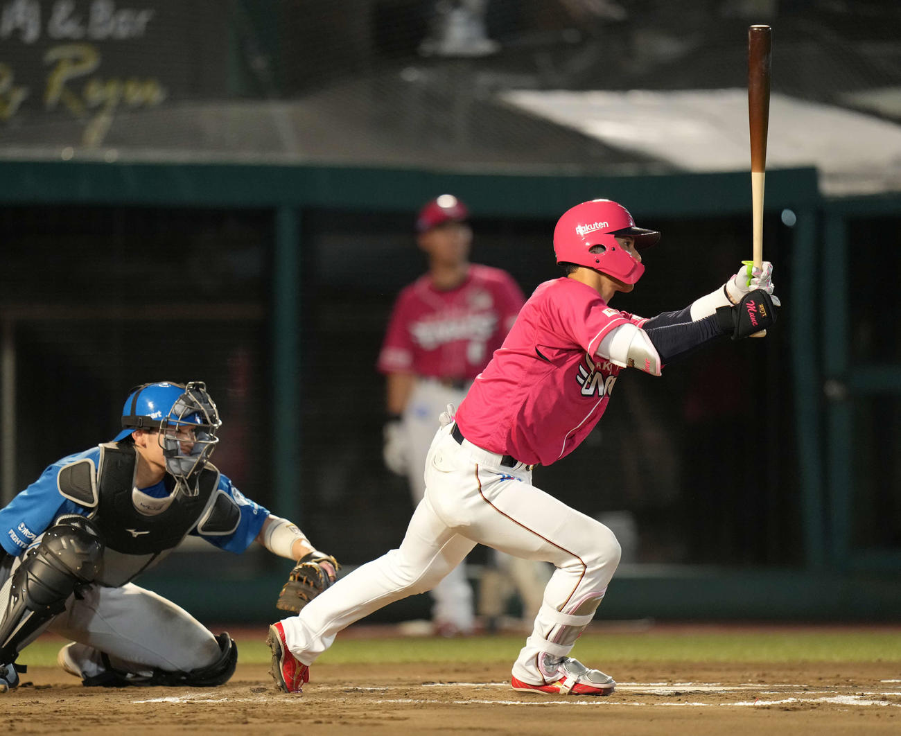 楽天対日本ハム　6回裏楽天2死、安打を放つ宗山（撮影・井上学）