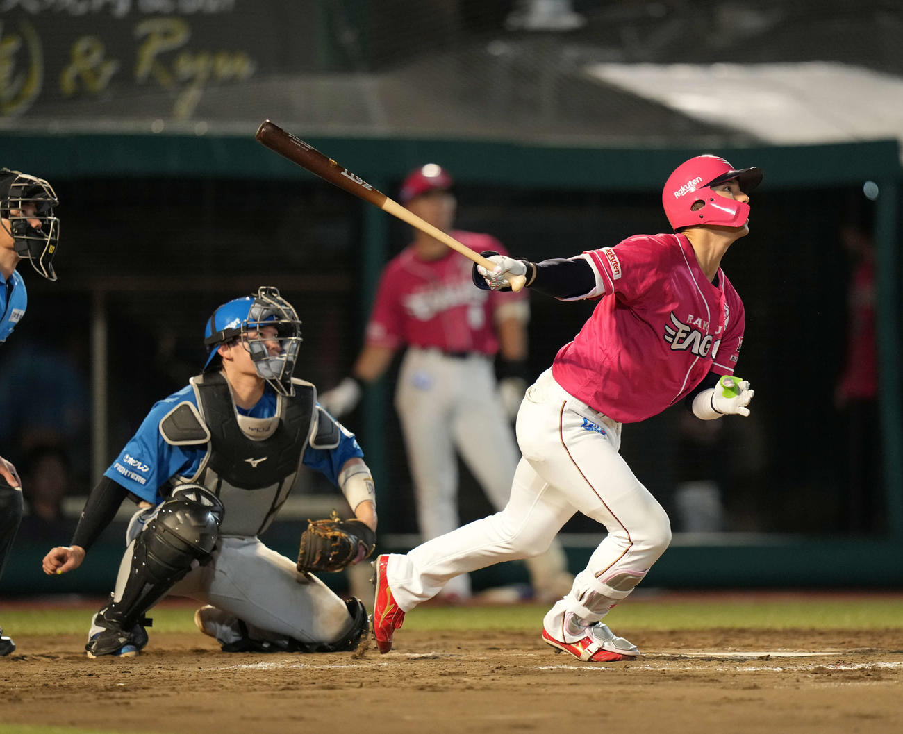 楽天対日本ハム　8回裏楽天無死一、三塁、適時打を放つ宗山（撮影・井上学）