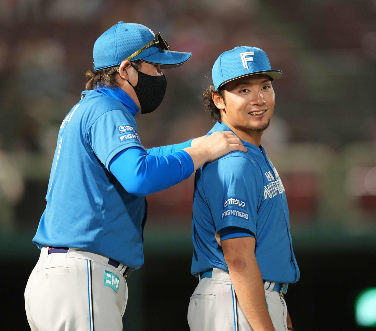 楽天対日本ハム　日本ハム伊藤（右）は新庄監督のねぎらいに笑顔（撮影・井上学）