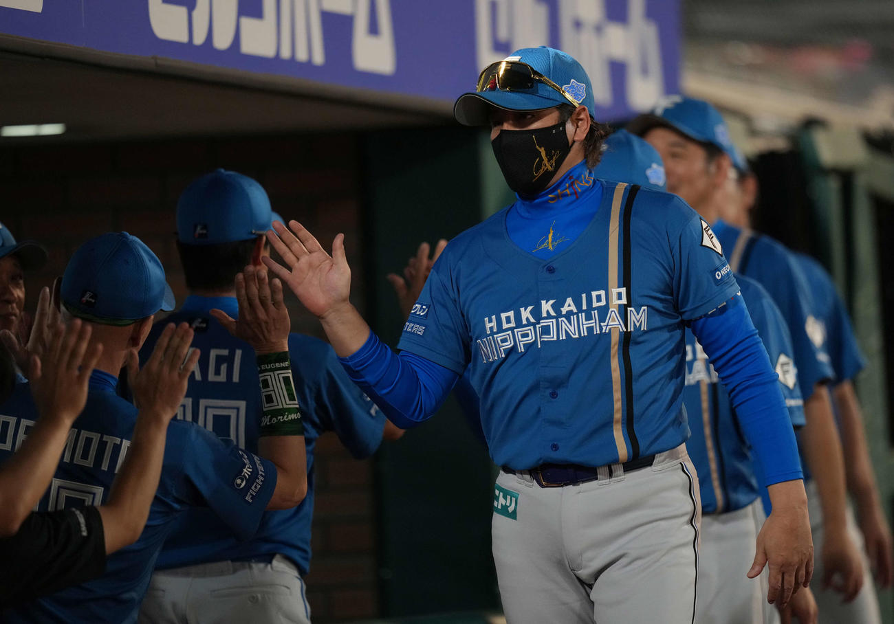 楽天対日本ハム　勝利のハイタッチをかわす日本ハム新庄監督（撮影・井上学）